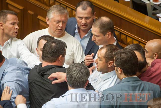 Депутаты подрались возле трибуны Рады 04 Депутаты подрались возле трибуны Рады 04