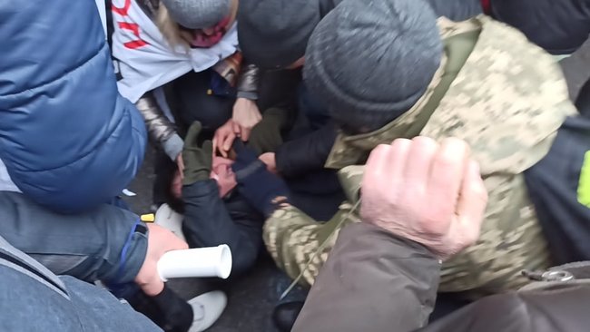 ФОПы попытались установить палатки на Майдане Незалежности: между митингующими и правоохранителями произошли стычки 67