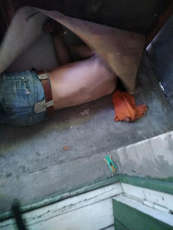 Злодій у Дніпрі намагався сховатися від поліції під лінолеумом 01 Злодій у Дніпрі намагався сховатися від поліції під лінолеумом 01