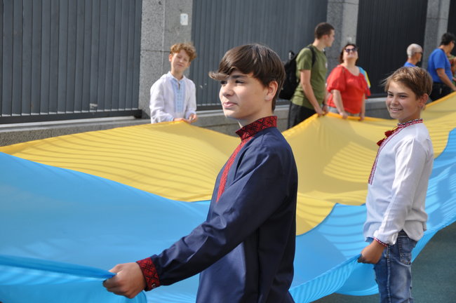 Найбільший прапор України пронесли центром Києва 12