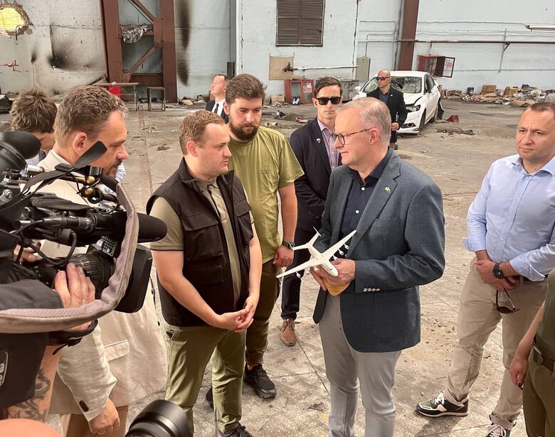 Премьер-министр Австралии Албаниз посетил Бучу, Гостомель и Ирпень, - Кулеба 05
