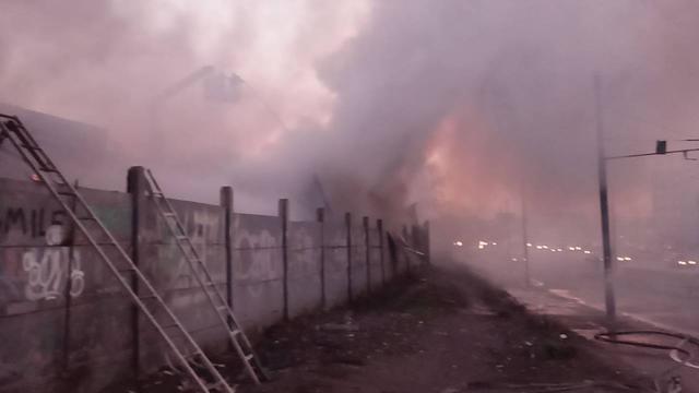 В Киеве возле метро Петровка загорелись склады 02