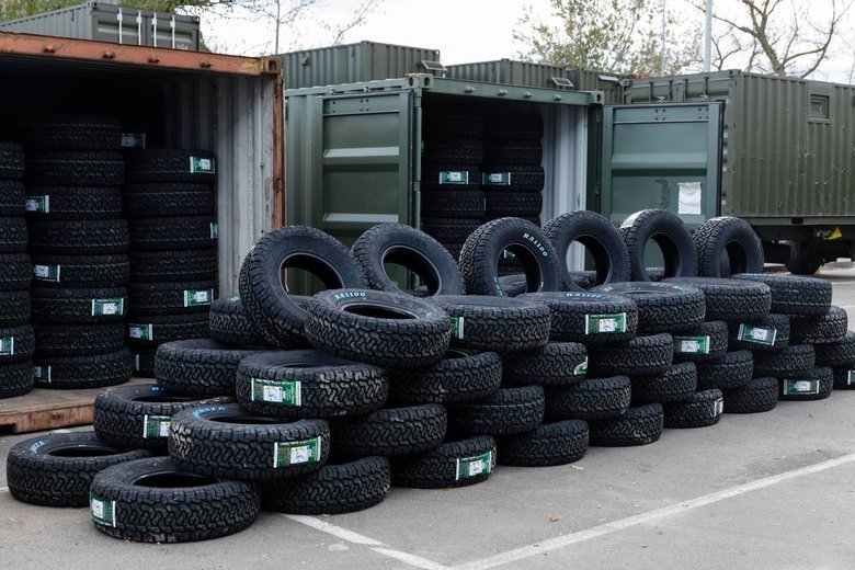 Порошенко передал партию помощи на фронт для Сил поддержки