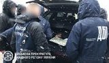 Громадянина, який представлявся співробітником СБУ, затримали під час одержання 5 тис. дол. хабаря за працевлаштування в спецслужбу, - військова прокуратура. ФОТО