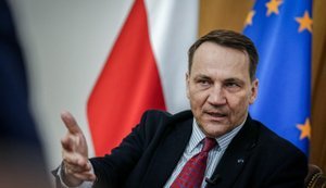 Сікорський заявив, що НАТО не обмежиться обороною у разі нападу Росії.