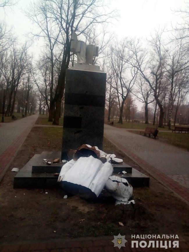 Памятник Горькому разрушили в Харькове 02