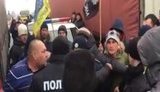 "Ты, сука, тварь! Вообще ох#ел!" - евробляхеры, блокировавшие трассу в Полтаве, напали на водителя фуры. ВИДЕО