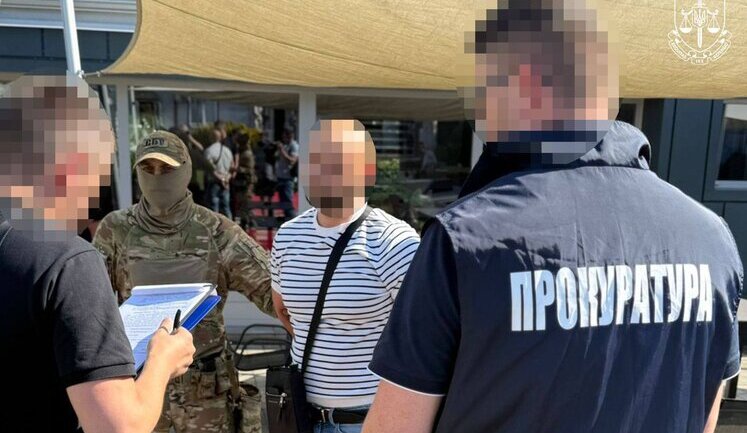 Задержан таможенник на Львовщине: он брал взятки за беспрепятственное растаможивание авто. ФОТОрепортаж