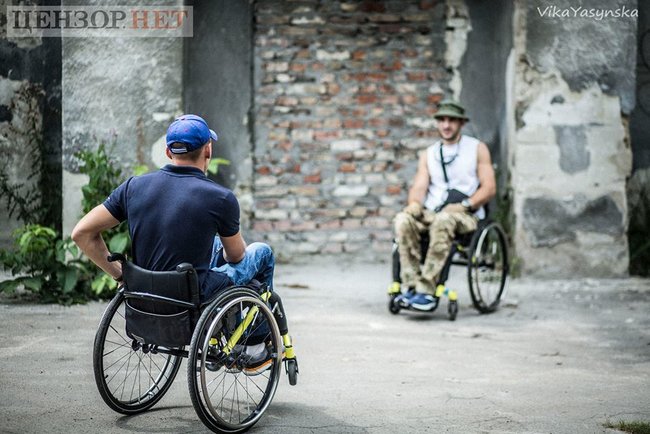 Мне в спину прилетело еще 4 пули: лежишь и не веришь, что жив, потому что помнишь, что тебя просто расстреляли, - рассказ двоих друзей-десантников о своей жизни без возможности ходить после тяжелых ранений 05