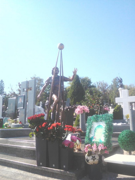 Памятник загиблому футболістові Гусіну відкрили в столиці 02