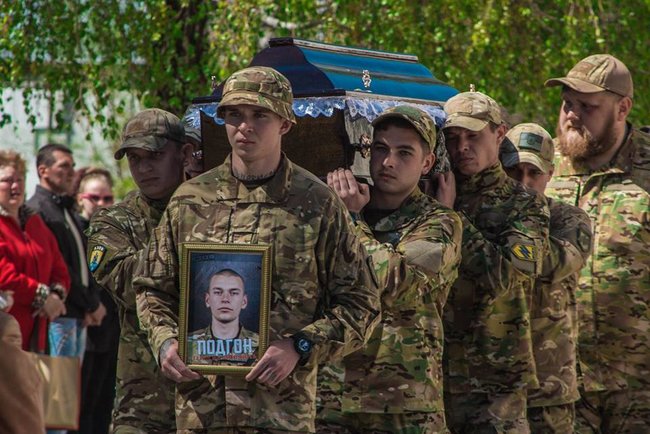 С бойцом Азова Евгением Хоменко простились на Днепропетровщине 05