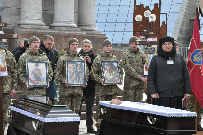 Із воїнами Олегом та Микитою Хомюками попрощалися у Києві: Батько та син загинули в бою проти окупантів під Бахмутом 29