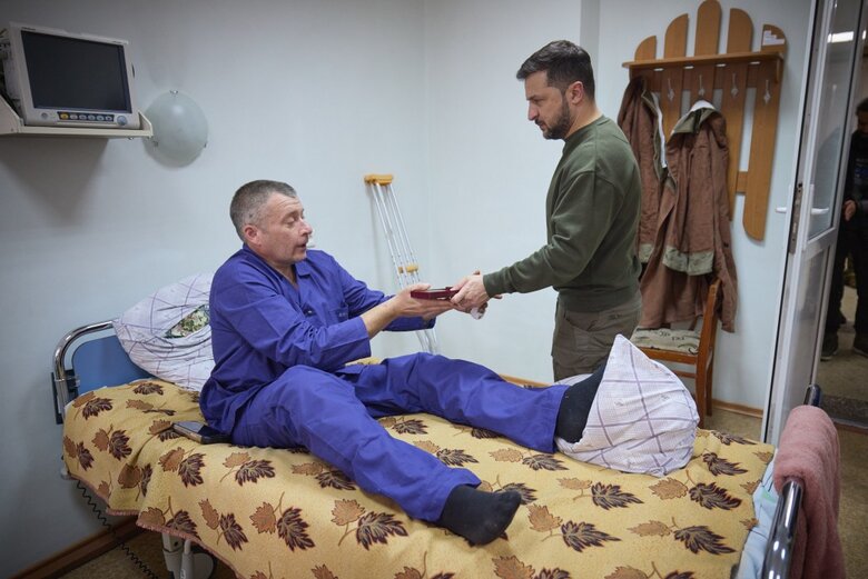 В Одесі Зеленський і Рютте відвідали військовий госпіталь і нагородили поранених та медиків 04