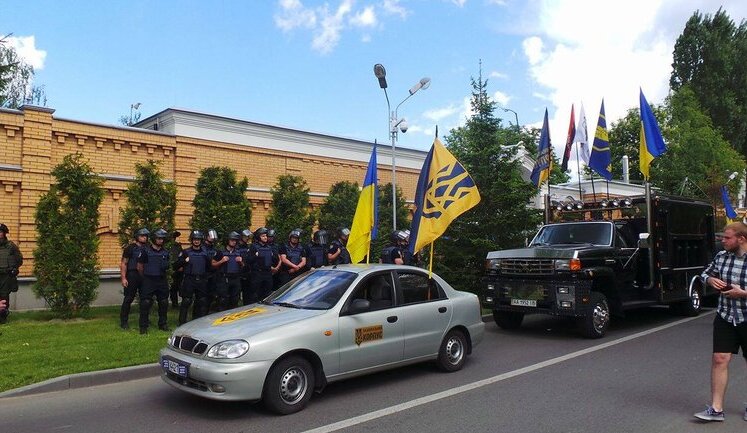 Автопробіг "Порошенко, підпиши амністію!" Під маєтком Президента активісти передали свої вимоги. ФОТОрепортаж+ВІДЕО (оновлено)