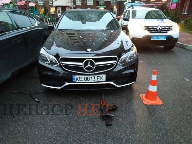В Киеве на Дарнице ночью из автомата Калашникова обстреляли Mercedes-Benz 03