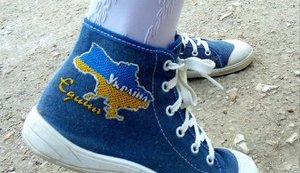 На останній дзвінок в окупованому Бахчисараї діти прийшли з українською та кримськотатарською символікою. ФОТОрепортаж