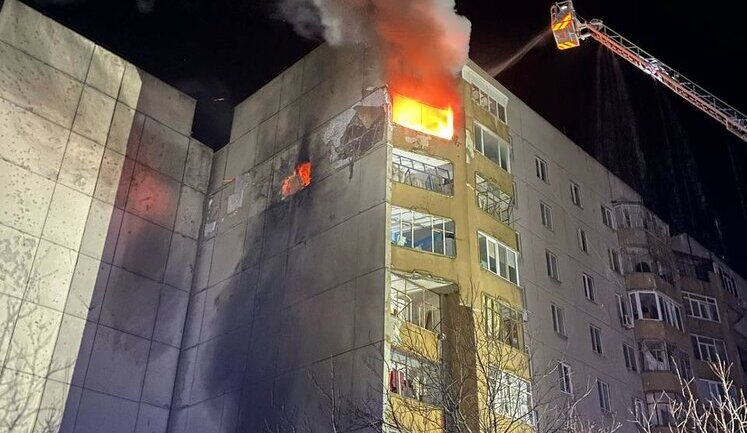 At night, drone hit high-rise building in Dolynska, Kirovohrad region, injuring woman and two children. PHOTOS
