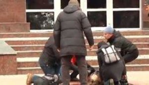 Из здания СБУ в Хмельницком открыли автоматный огонь по митингующим. ВИДЕО