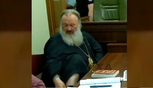Экс-наместник Лавры жалуется, что должен постоянно подзаряжать электронный браслет: "Я уже не Паша Мерседес, я - Тесла". ВИДЕО