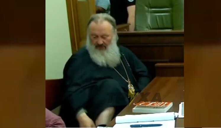 Экс-наместник Лавры жалуется, что должен постоянно подзаряжать электронный браслет: "Я уже не Паша Мерседес, я - Тесла". ВИДЕО