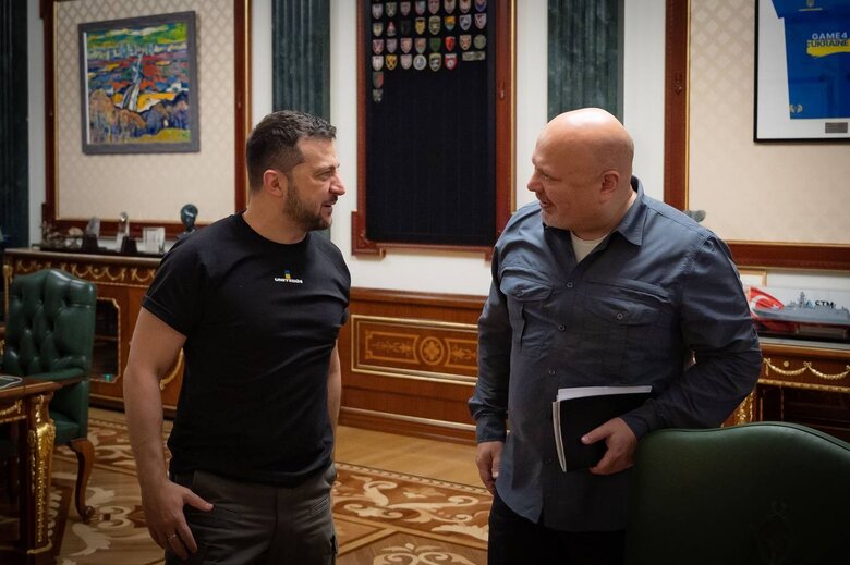 Зеленський зустрівся з прокурором Гааги у справі Путіна Ханом 01