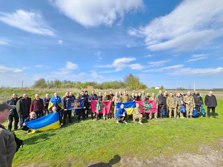 Черговий обмін полоненими: Україна повернула додому 42 військових та 2 цивільних 01