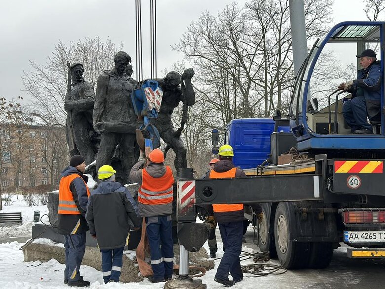 У Києві демонтували пам’ятник екіпажу радянського бронепоїзда Таращанець 01