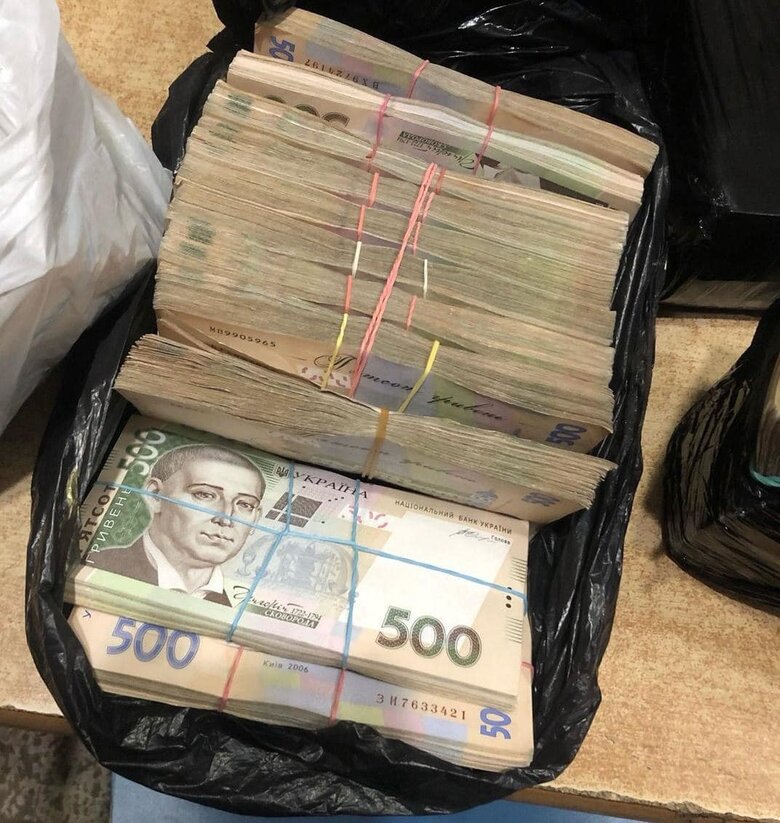 Волинські митники знайшли готівку