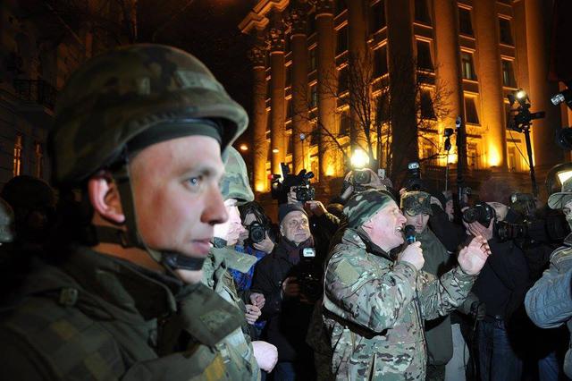 Добровольчий Рух ОУН на честь Дня українського добровольця закидав офіс компанії Ахметова і відділення Альфа-банку камінням (оновлено) 09