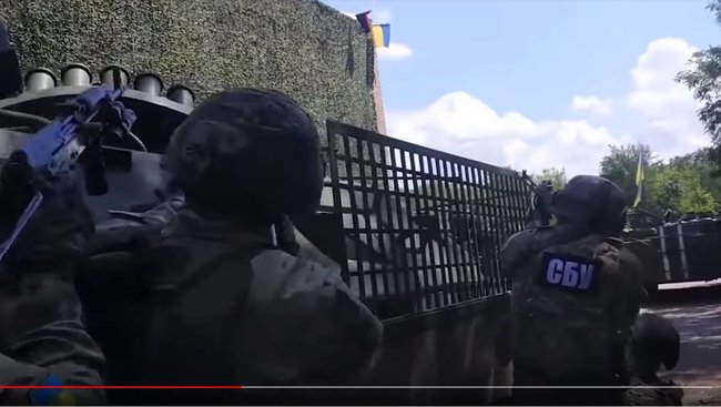 БТР из российского фейка о разоружении базы Правого сектора засветился в оккупированном Донецке 02