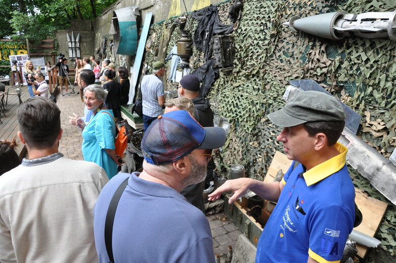 Кресло-катапульта, образцы снарядов и личные вещи рашистов: На Андреевском спуске открылась благотворительная выставка Спротив-2022 60 Кресло-катапульта, образцы снарядов и личные вещи рашистов: На Андреевском спуске открылась благотворительная выставка Спротив-2022 60