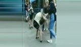 Несколько девушек устроили драку в центре Киева. ВИДЕО