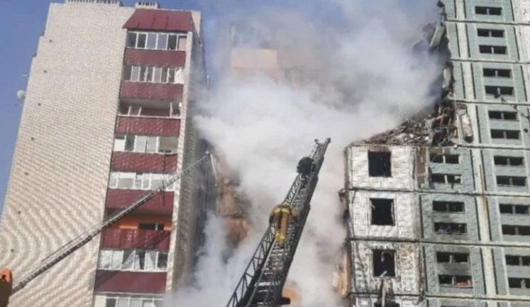 Заволоділи 1,4 млн. грн. на відбудові зруйнованого ракетним ударом РФ по будинку Умані. ФОТОрепортаж