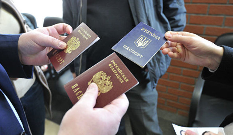 Putin challenges new Ukraine leader with Russian passports for occupied Donbas residents