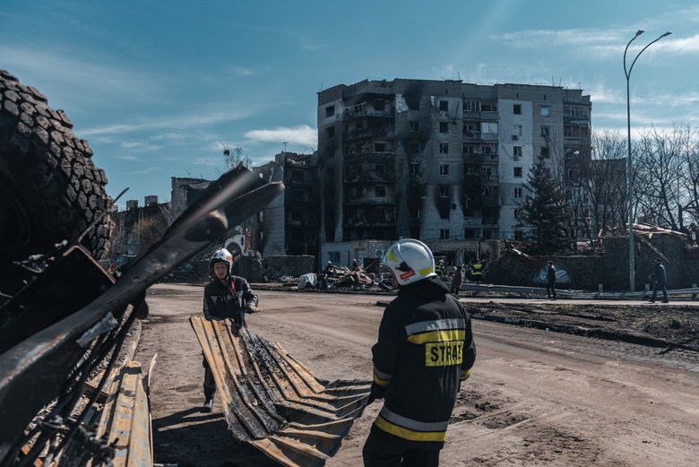 Розчавлені танками автомобілі та знищені вщент багатоповерхівки: найзруйнованіше місто Київщини Бородянка 11