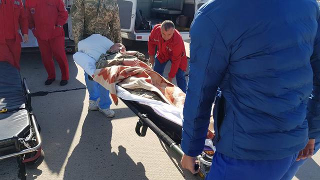 Десятьох поранених військовослужбовців доставили літаком до Одеси, пятеро з них у важкому стані 02