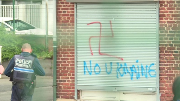 French police are investigating anti-Ukrainian graffiti and swastikas 01