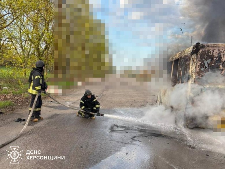 Атаки на Херсонщині: поранені чоловіки та удар по автобусу