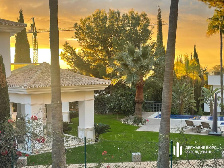 На іспанській віллі ексвійськкома Борисова ДБР провело обшуки. Майно заарештували 11