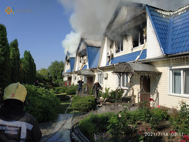 Рятувальники гасять масштабну пожежу на підприємстві на Київщині 02