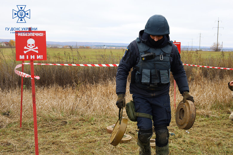 Pyrotechnicians of State Emergency Service defused more than 2,200 explosive objects in de-occupied territory of Kharkiv region during day 01