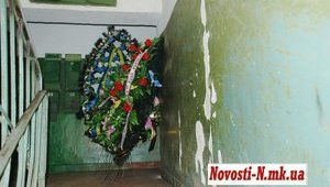 Гроб с телом Оксаны Макар доставили на родину. Дом охраняет милиция. ФОТОрепортаж