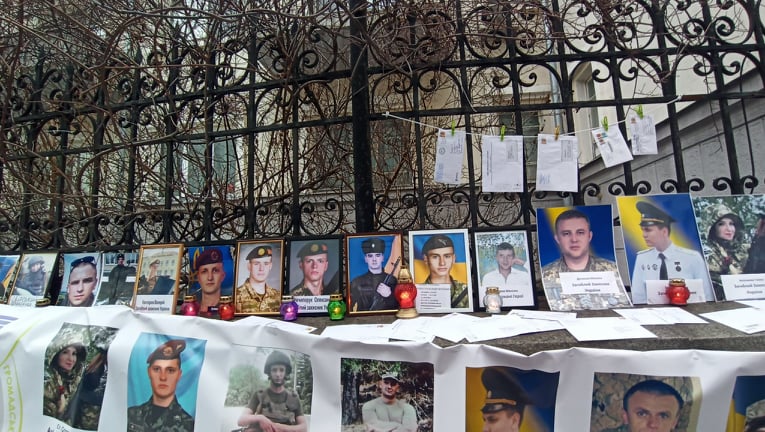 Требую справедливости: родные погибших военнослужащих пикетировали ОП с требованием расследовать случаи небоевых потерь 18