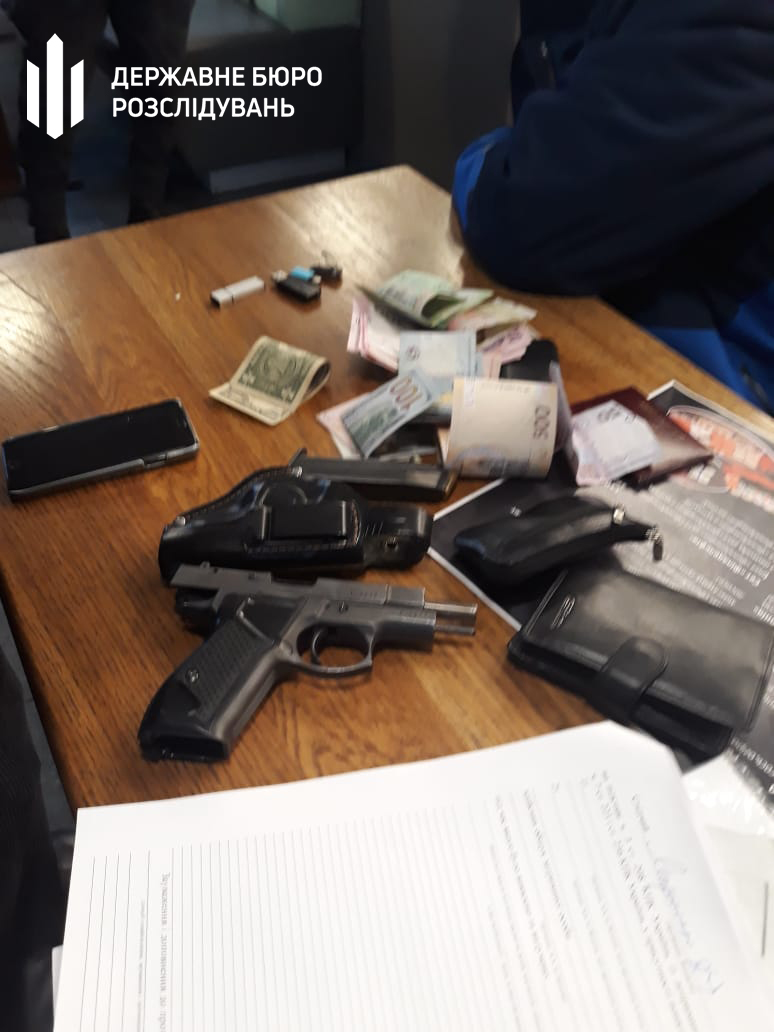 Двое харьковских адвокатов за $15 тыс. обещали мужчине трудоустроить его в ГБР: теперь им светит до 8 лет тюрьмы 01