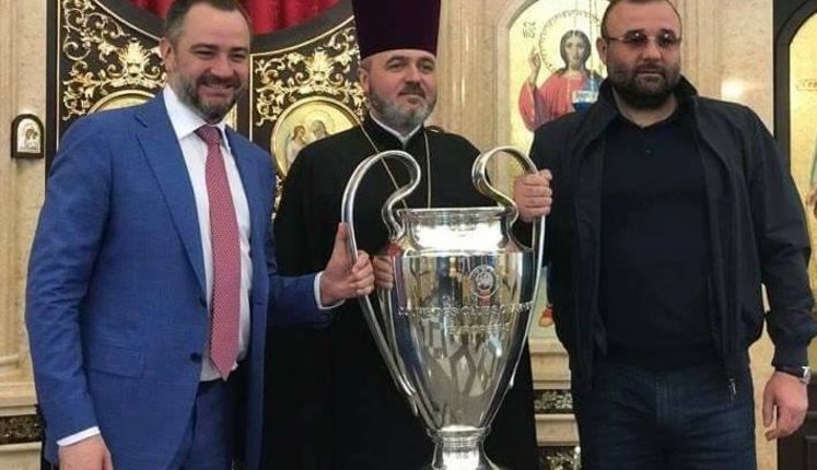Глава ФФУ, нардеп от БПП Павелко притащил своему свату, криминальному авторитету Нарику, Кубок европейских чемпионов, - Синицын. ФОТОфакт