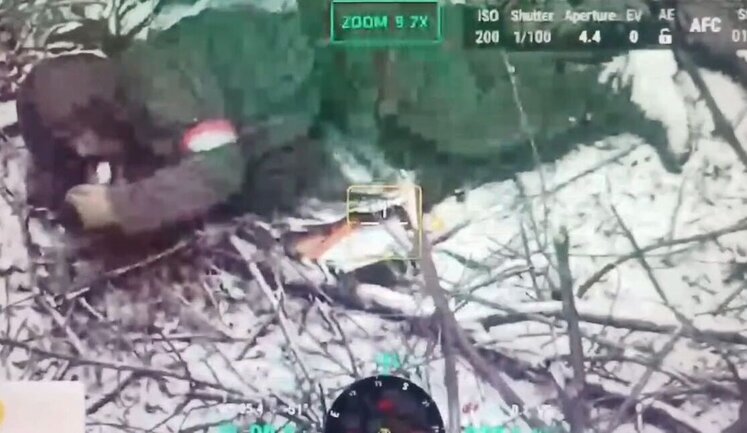 Occupant is eating snow with spoon in bushes near Avdiivka.. VIDEO