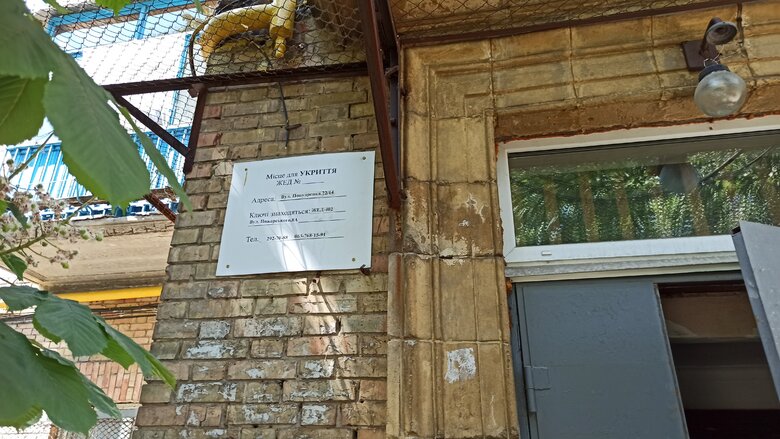 Зачинені двері, кодові замки та записки з телефонними номерами: як потрапити до укриттів у Києві 29