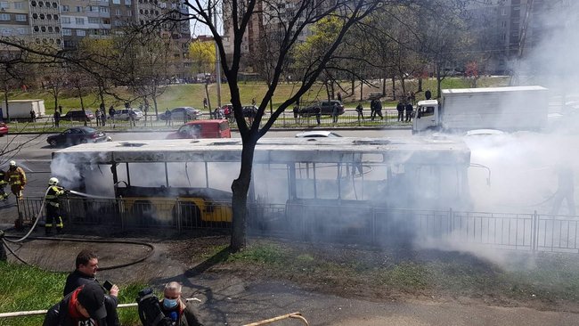 В Киеве на проспекте Правды сгорел автобус маршрута №102 09