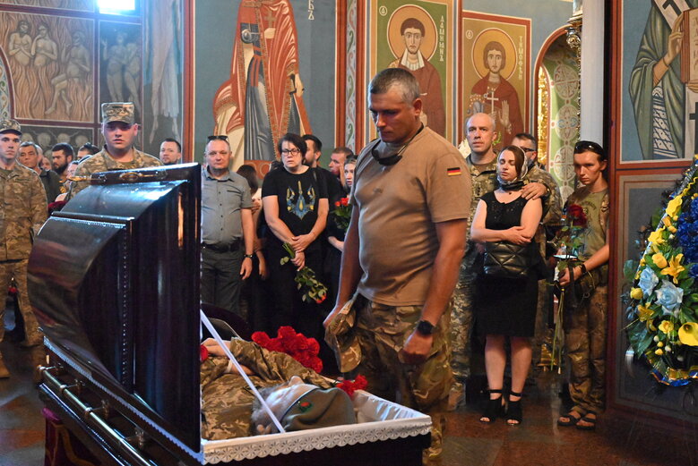 Із загиблим сержантом 68-ї ОЄБр Антоном Усовським попрощалися у Михайлівському Соборі 37