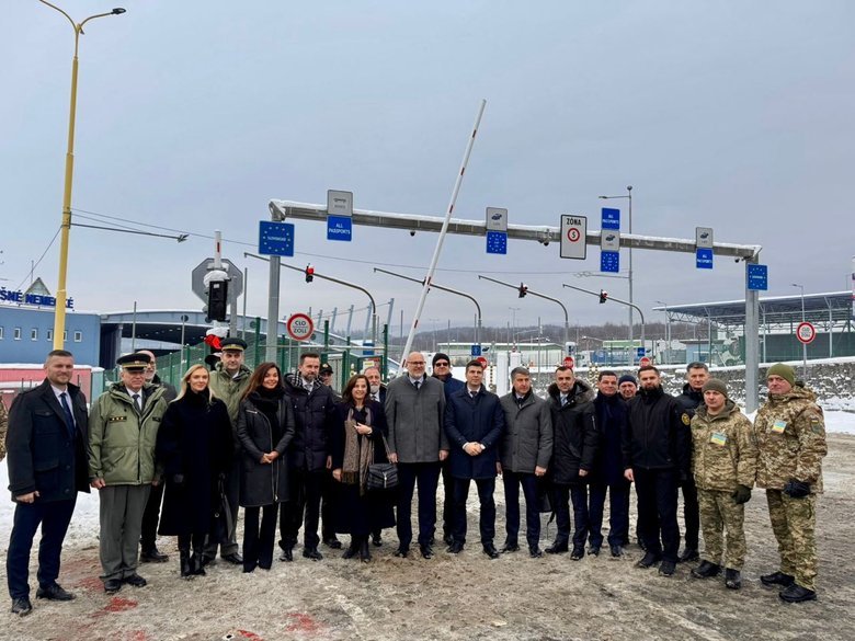 На кордоні зі Словаччиною відкрили пішохідний перехід
